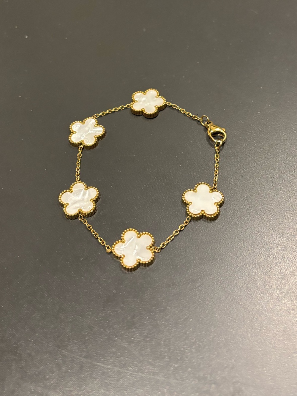 Pretty white and gold cloverleaf bracelet